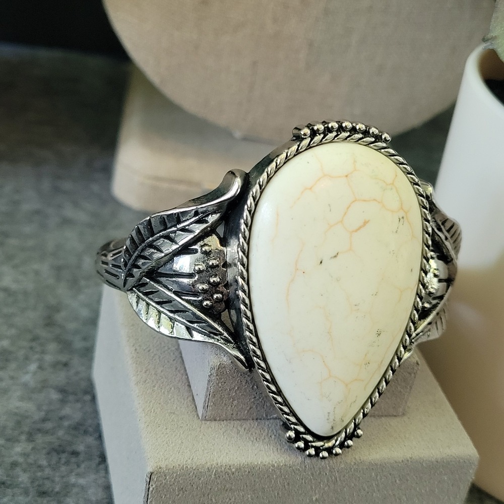 Vintage 1970s 90s Boho White Veined Cabochon Silver Tone Cuff Bracelet
